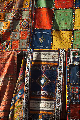 assortiment de tapis berbères dans la vallée du Draa