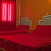 Une chambre avec climatisation