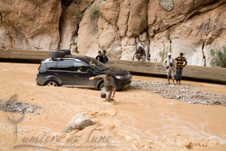 Voiture bloquée au fond des gorges du Todgha
